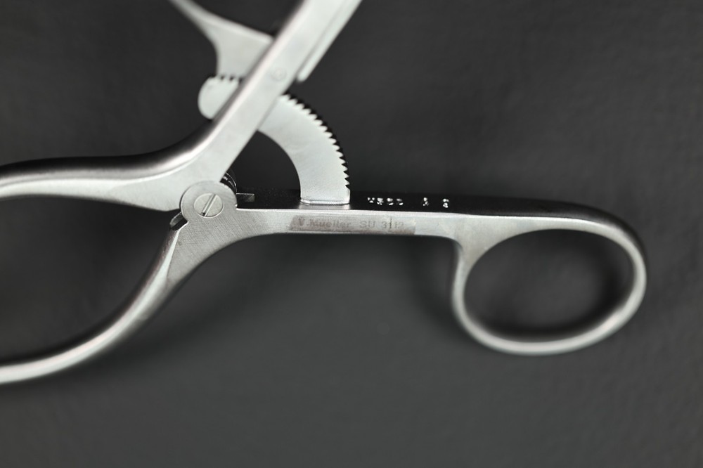 Mueller SU3112 Weitlaner Retractor, Locking, 3x4 Sharp Prongs, 6.5"