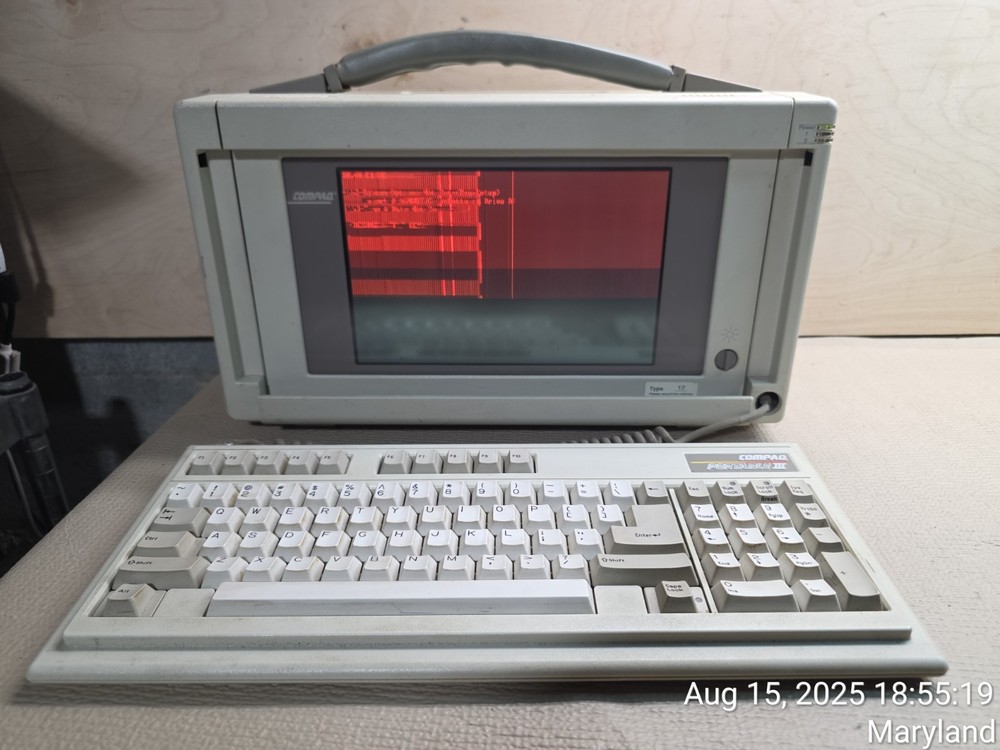 Vintage COMPAQ Portable III Computer Model: 2660 - Powers ON