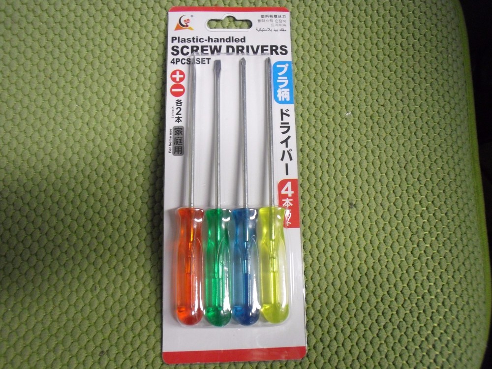 4 pieces Set  Plastic Handled Screw Drivers Philips and Flat Head Screwdrivers