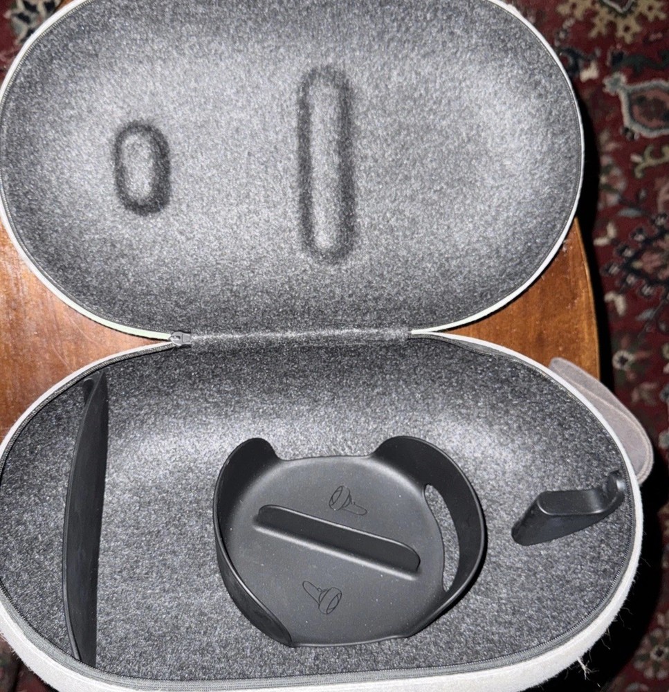 OCULUS Quest 2 controllers, Headset, travel case + bonus accessories