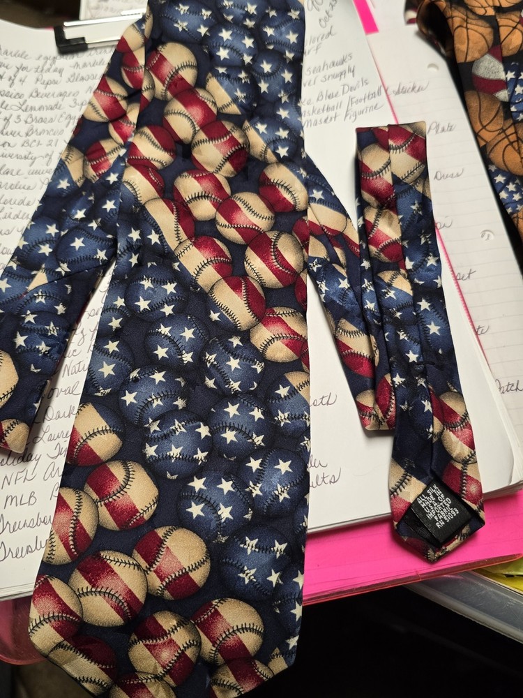 Mens VanHeusen Baseball Necktie. T90