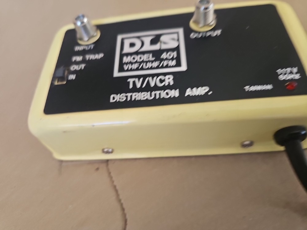 DLS Model 401 TV/VCR Distribution Amp
