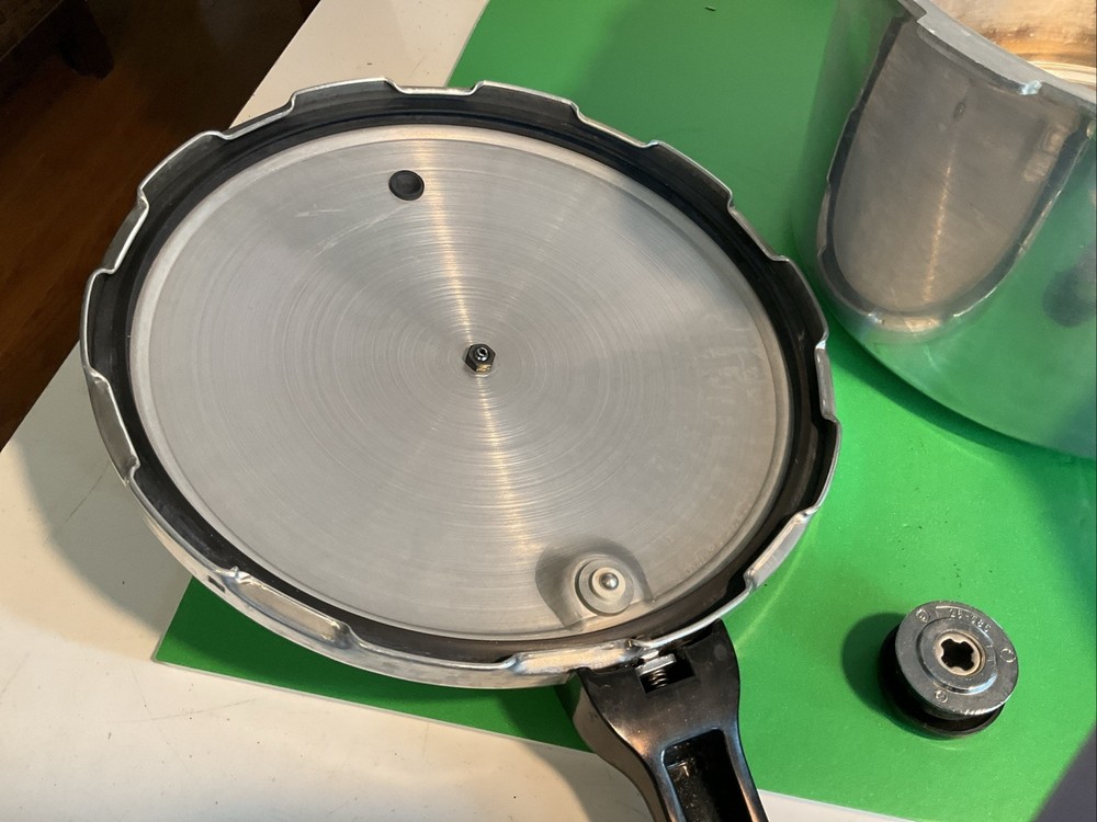 Vintage Presto Model 01282 8-Quart Pressure Cooker
