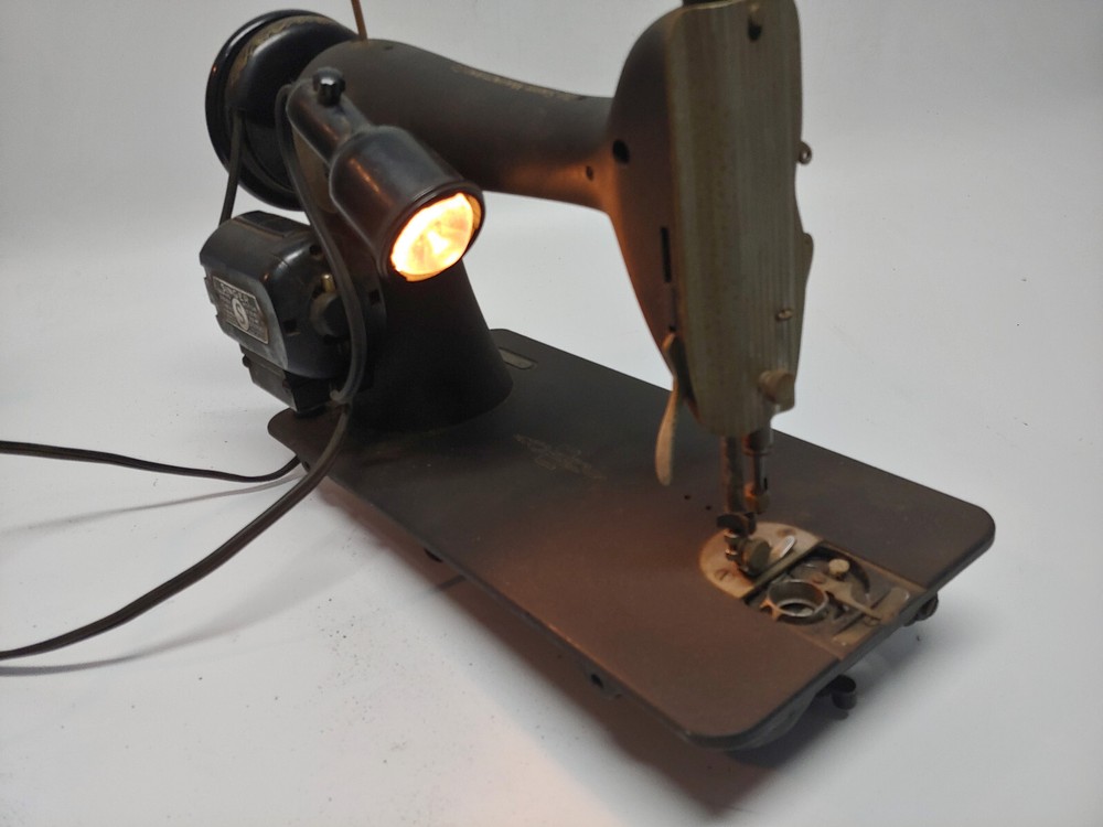 Vintage Singer Sewing Machine Cat. No. BZ 6-8
