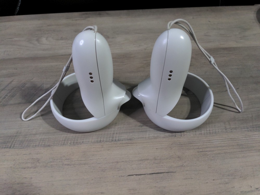 Oculus Meta Quest 2 VR Headset 128GB + Controller Pair + Anker Charger