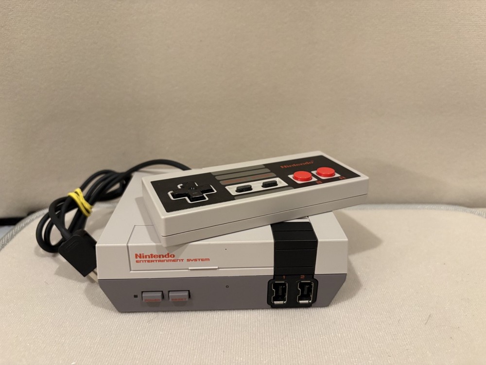 Nintendo NES Classic Edition US Mini 30 Games with Controller