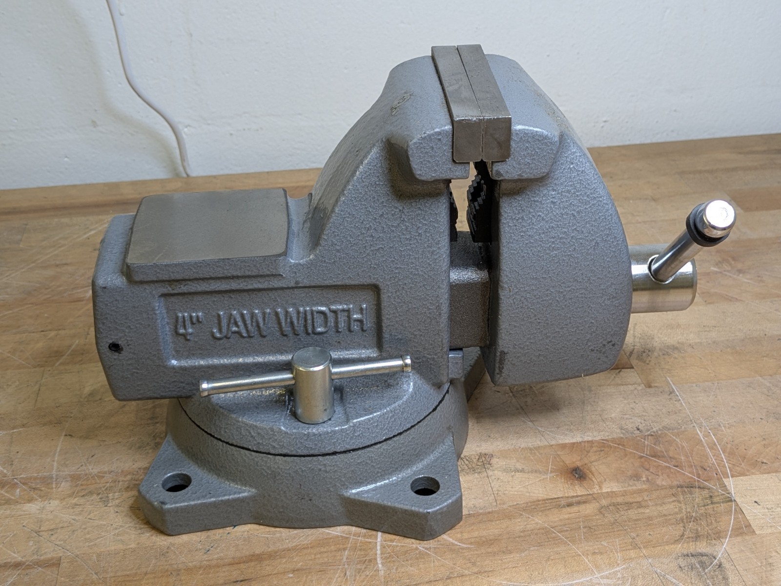 Wilton Mechanics Bench Vise w/ Swivel Base 4" Jaw Width 4-1/2" Opening 21300