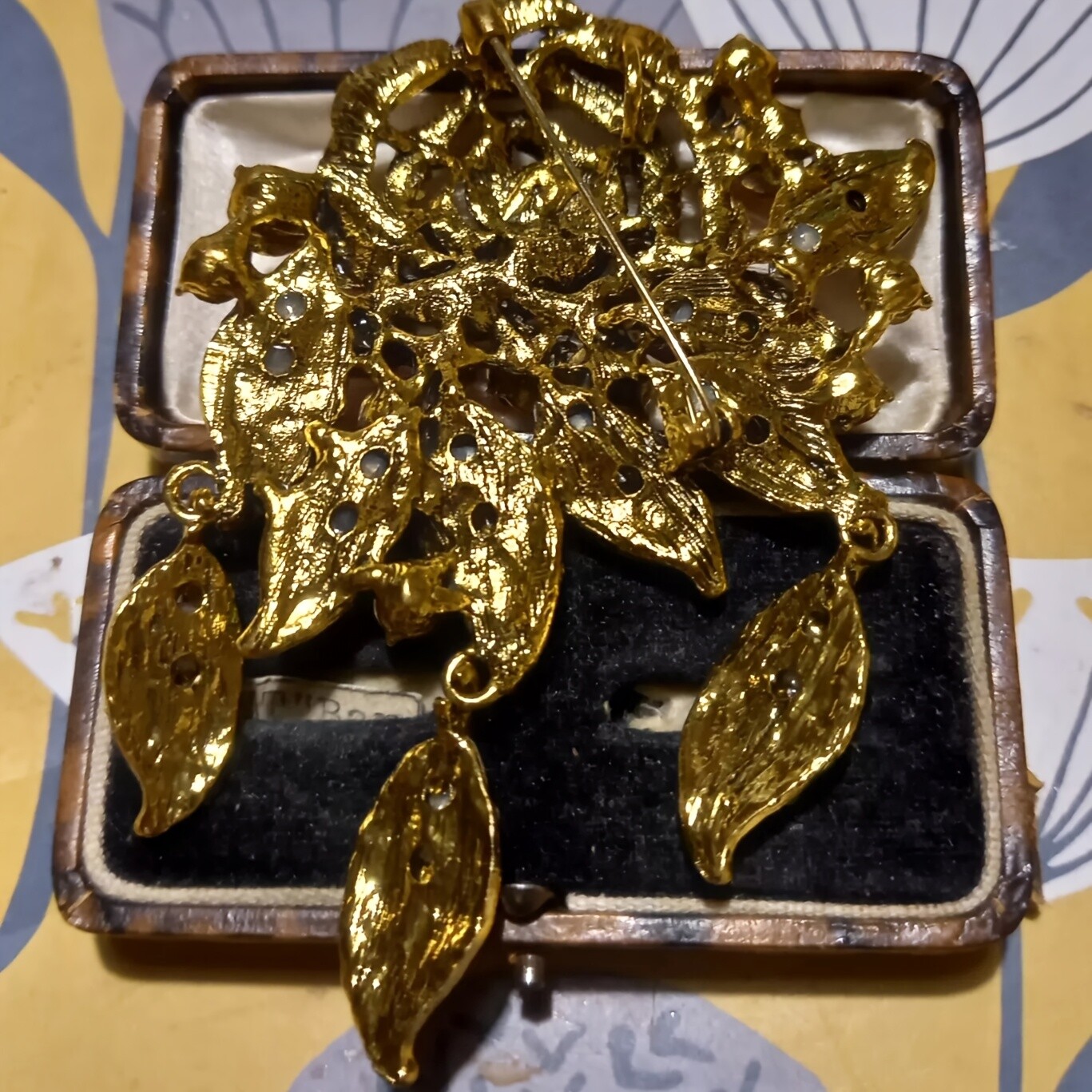 VINTAGE STYLE LARGE FLOWER BROOCH STUNNING SPARKLY CERISE PINK