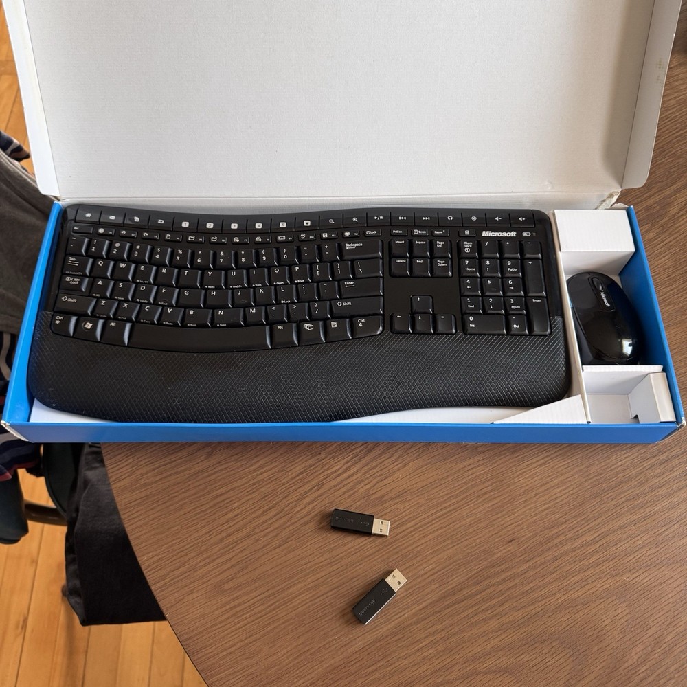 Microsoft Windows Wireless Comfort 5050 Desktop Keyboard & Mouse Includes DONGLE