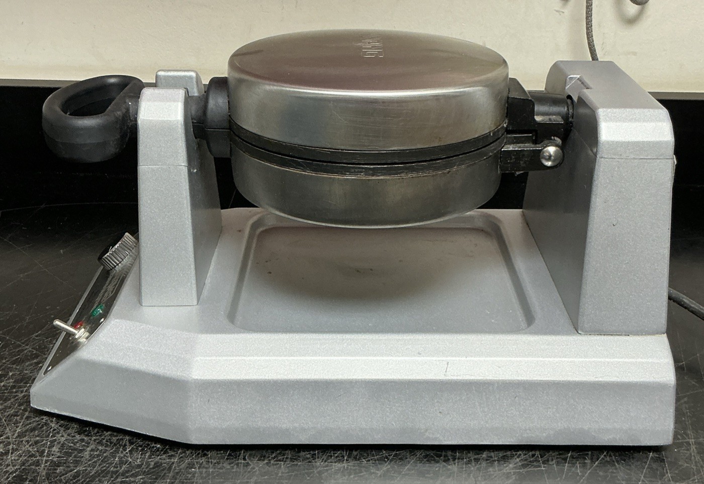 Waring Commercial WW180 Rotating Belgian Waffle Maker