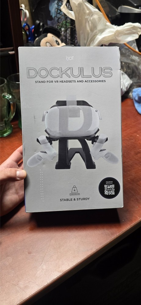Dockulus stand for VR headsets and accessories