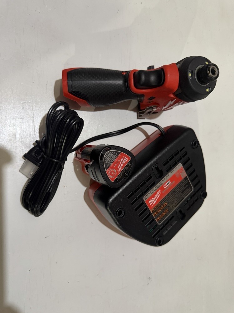 Milwaukee Cordless M12 Impact Driver Kit