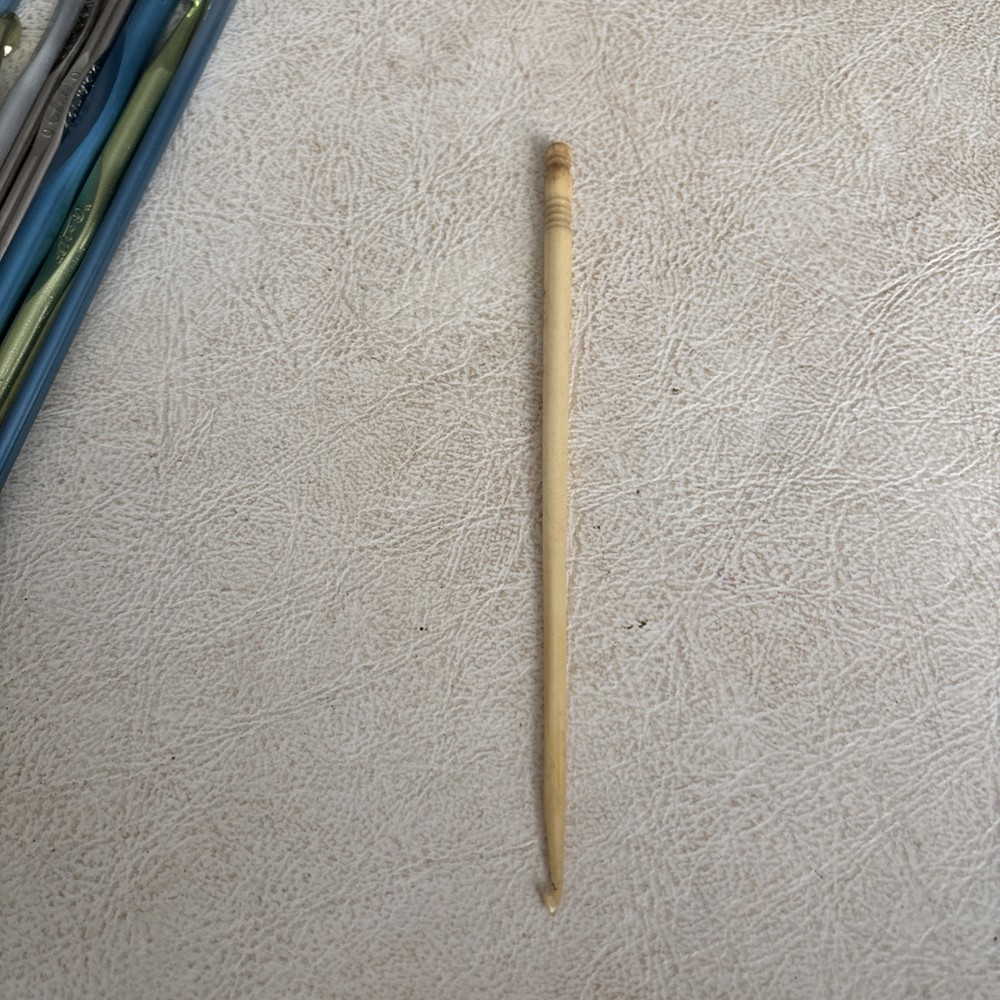 Vintage Bone Crochet Hook Size 4