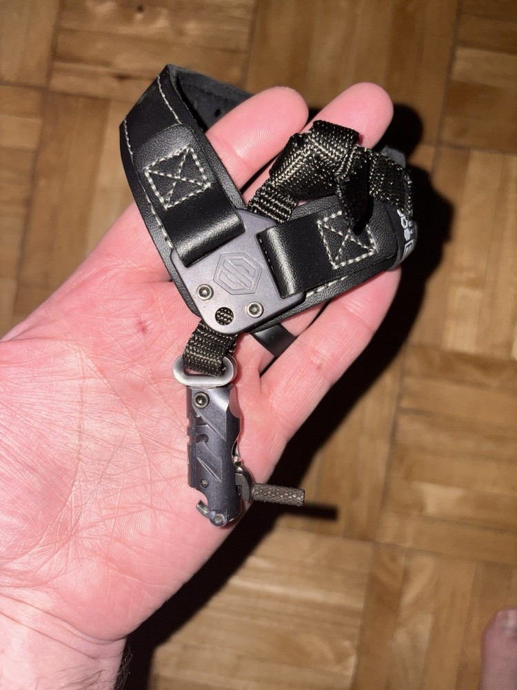 Scott Archery Ghost Bow Release NCS Black/Red Buckle Strap
