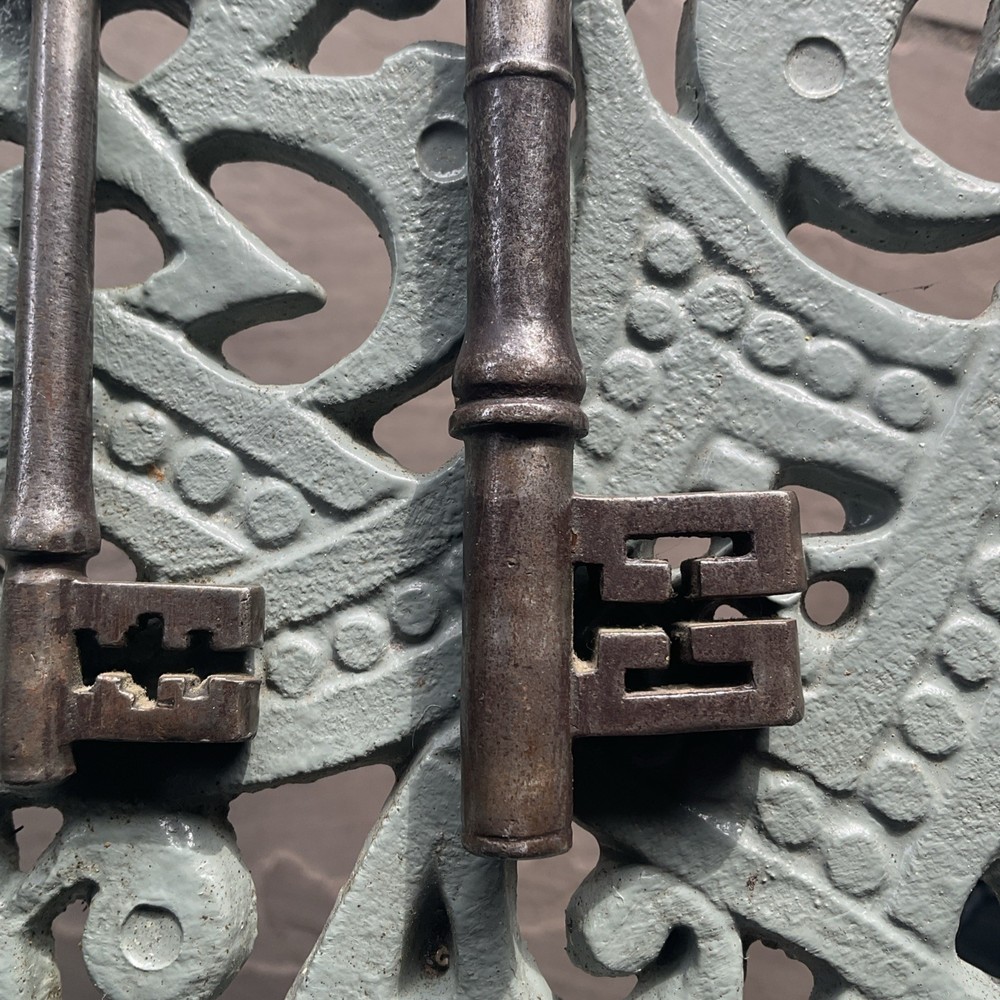ANTIQUE KEYS X2