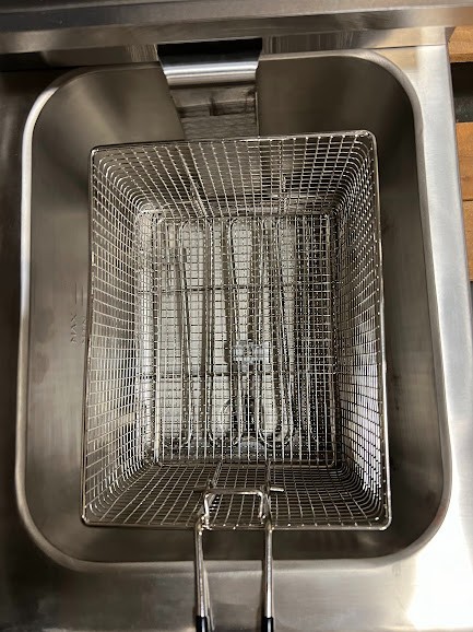 Avantco F200 15 lb. Medium-Duty Electric Countertop Fryer - 208-240V