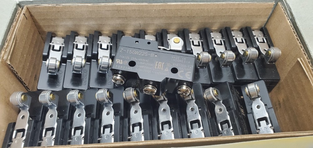 LOT 20 Omron 15A Z-15GW22S-B Basic Switch With Short Hinge Roller Lever
