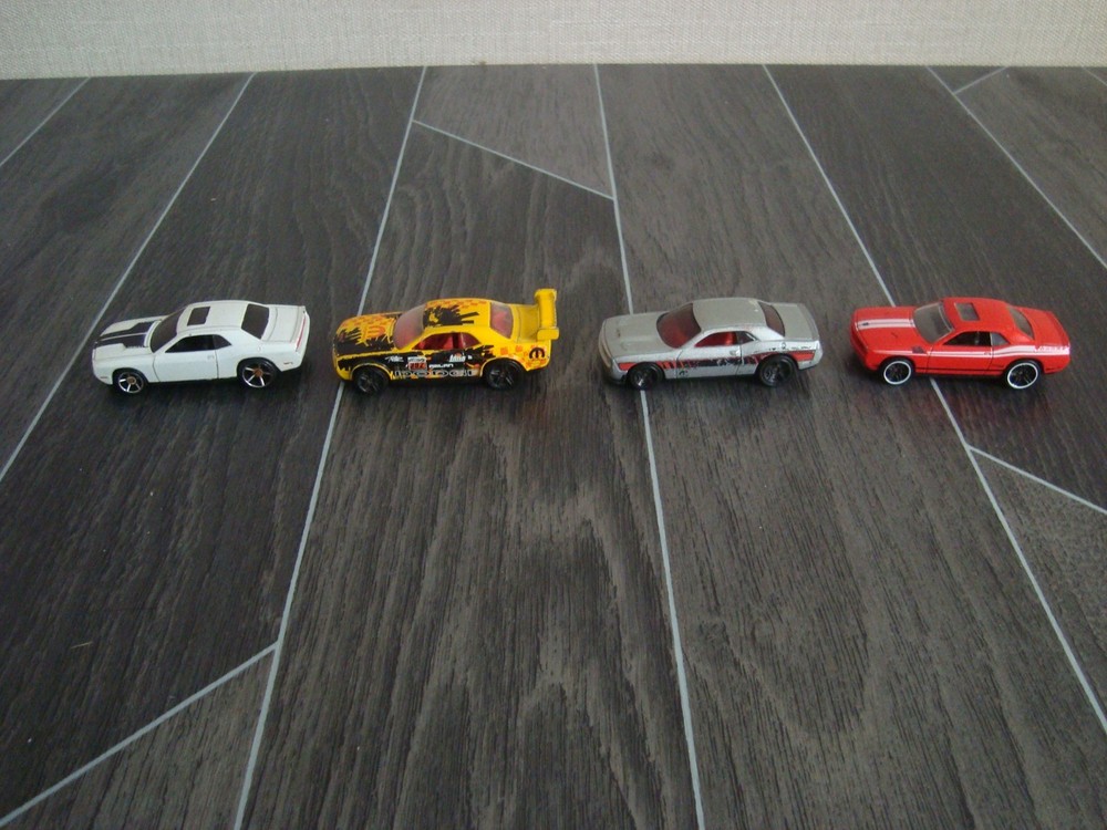 4 x Hot Wheels Dodge Challenger