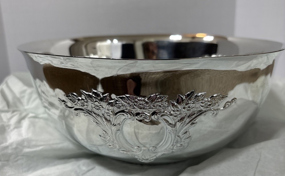 Oneida - Castle Court Round Bowl 8" Silverplate Bowl with plastic liner-used
