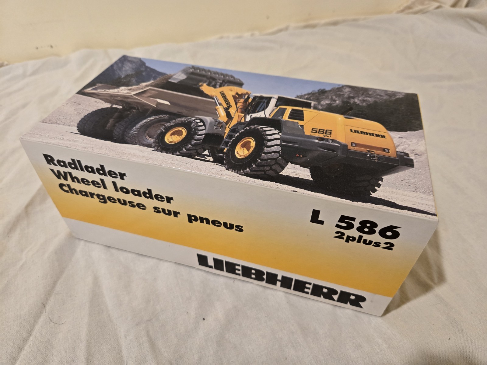 NZG 689/40 Liebherr L586 2plus2 White 1:50 Diecast Wheel Loader w/ Original Box