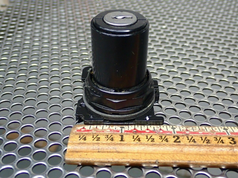 Cutler-Hammer E34KMB4 Ser A3 Keyed Selector Switch 3 Position Momentary New