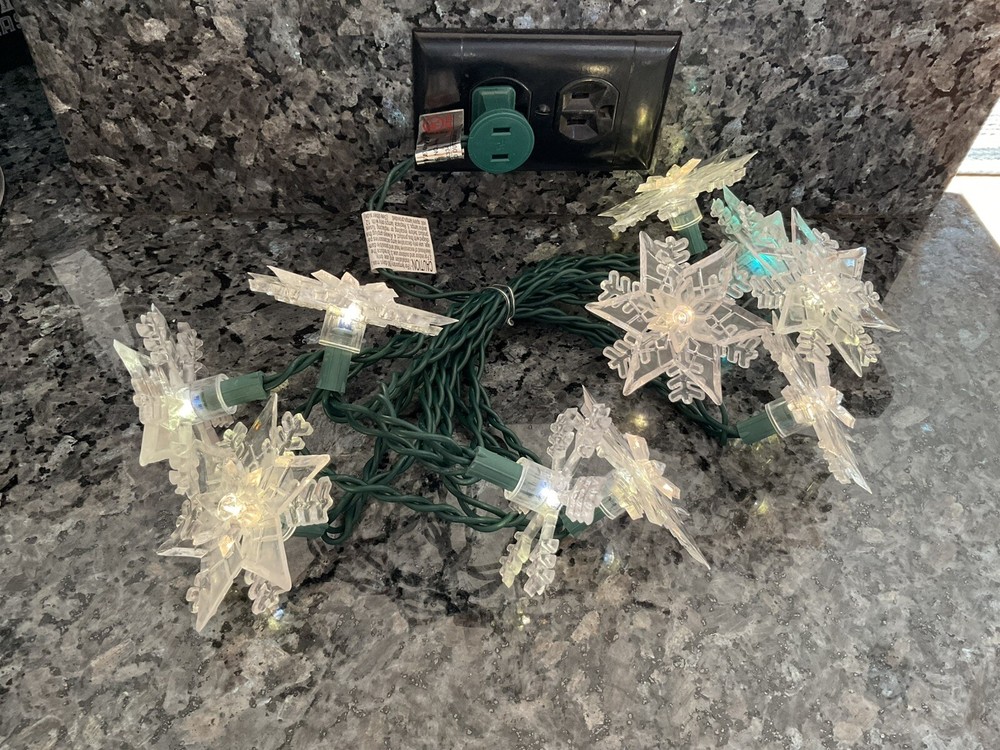 (10) Snowflake String Lights ~ Corded ~ 10’ Strand ~ Winter
