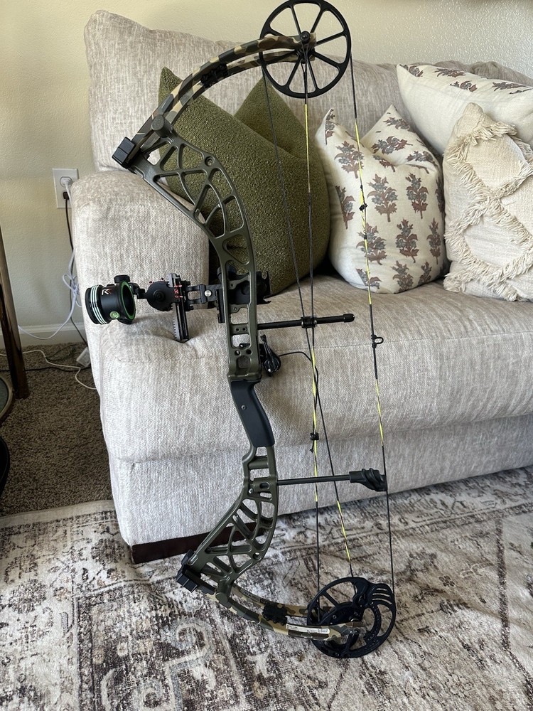 Bear Adapt 2 Hunting Public Edition Compound Bow Right Hand