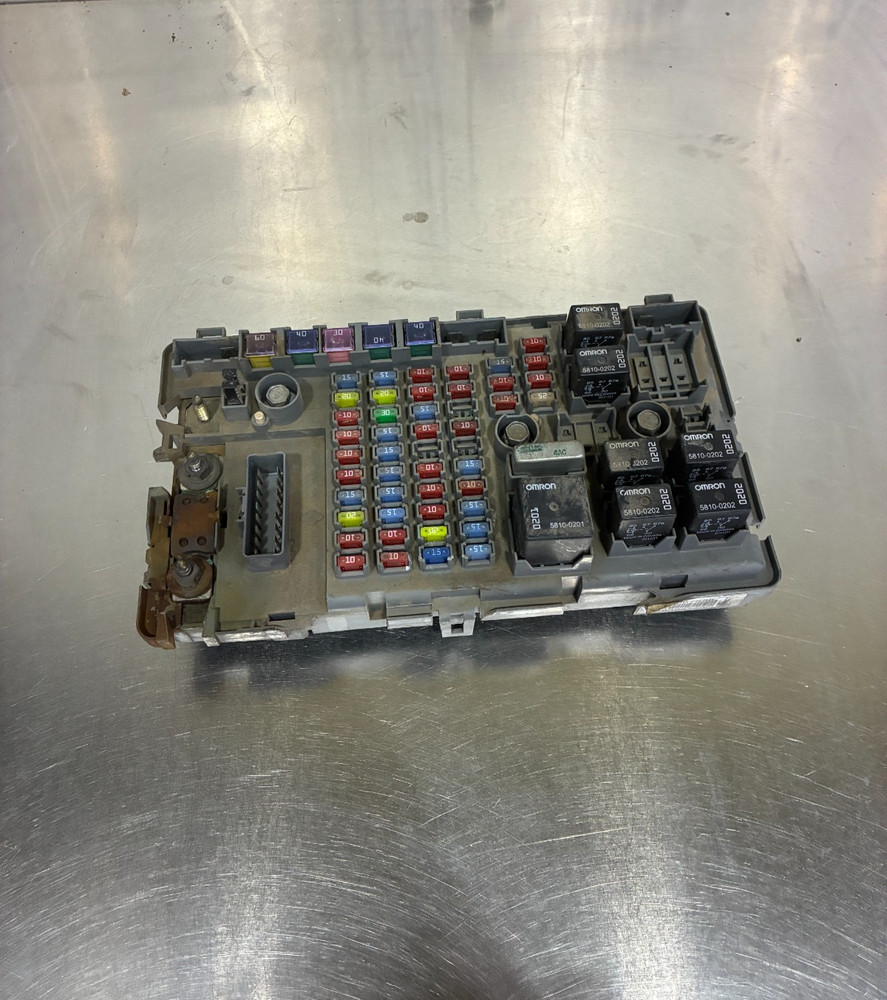 2003-2007 Chevy Van Express 1500 Engine Fuse Box Assembly OEM