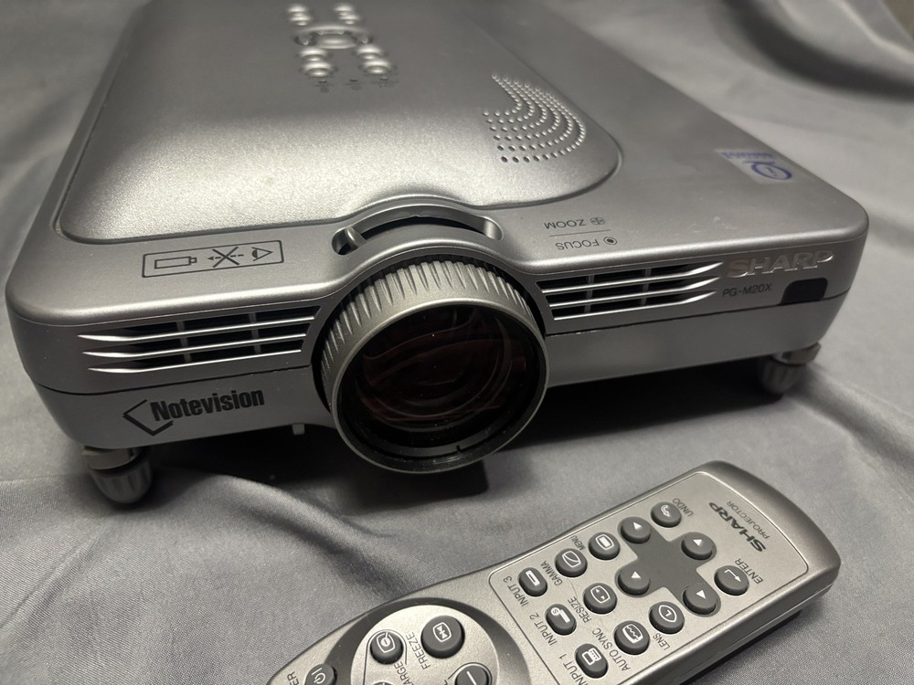 SHARP NOTEVISION PG- M20X DIGITAL VIDEO PROJECTOR W/ ACCESSORIES DLP