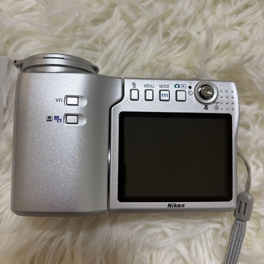 Nikon COOLPIX S10 VR Compact Digital Camera Excellent Condition