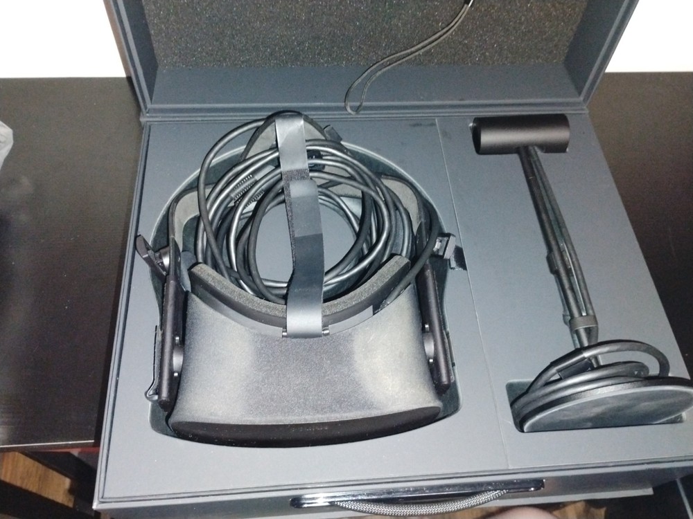 Meta Oculus Rift CV1 Virtual Reality Headset - Black - Complete in box - CIB