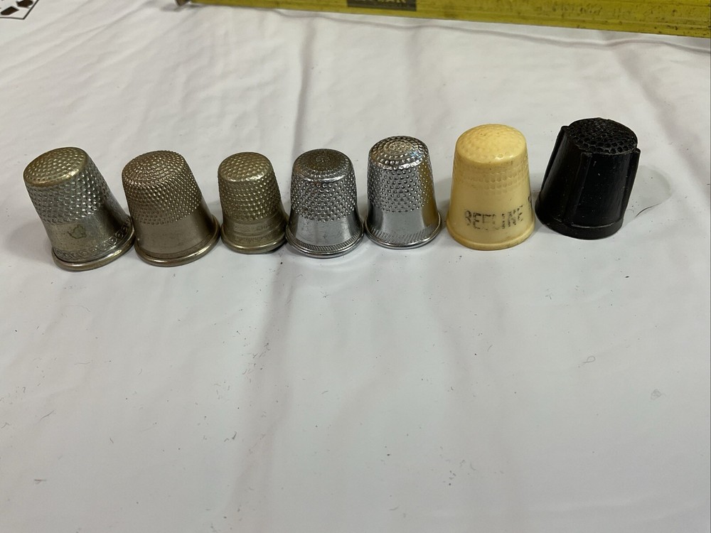 7 Vintage Sewing Thimble  5 Metal ￼2 Plastic.  Thimbles LOT