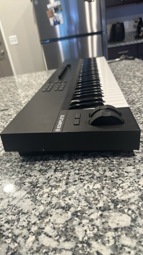 Native Instruments Komplete Kontrol A61 61-Key Digital MIDI Keyboard Controller