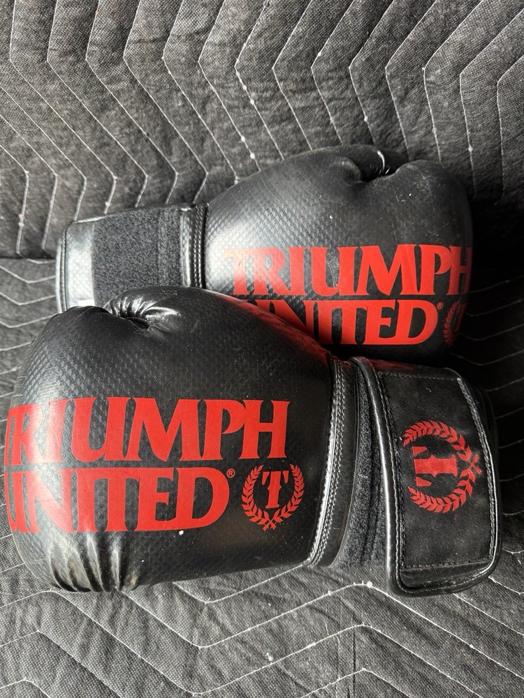 Triumph United boxing gloves 14 oz (pair)