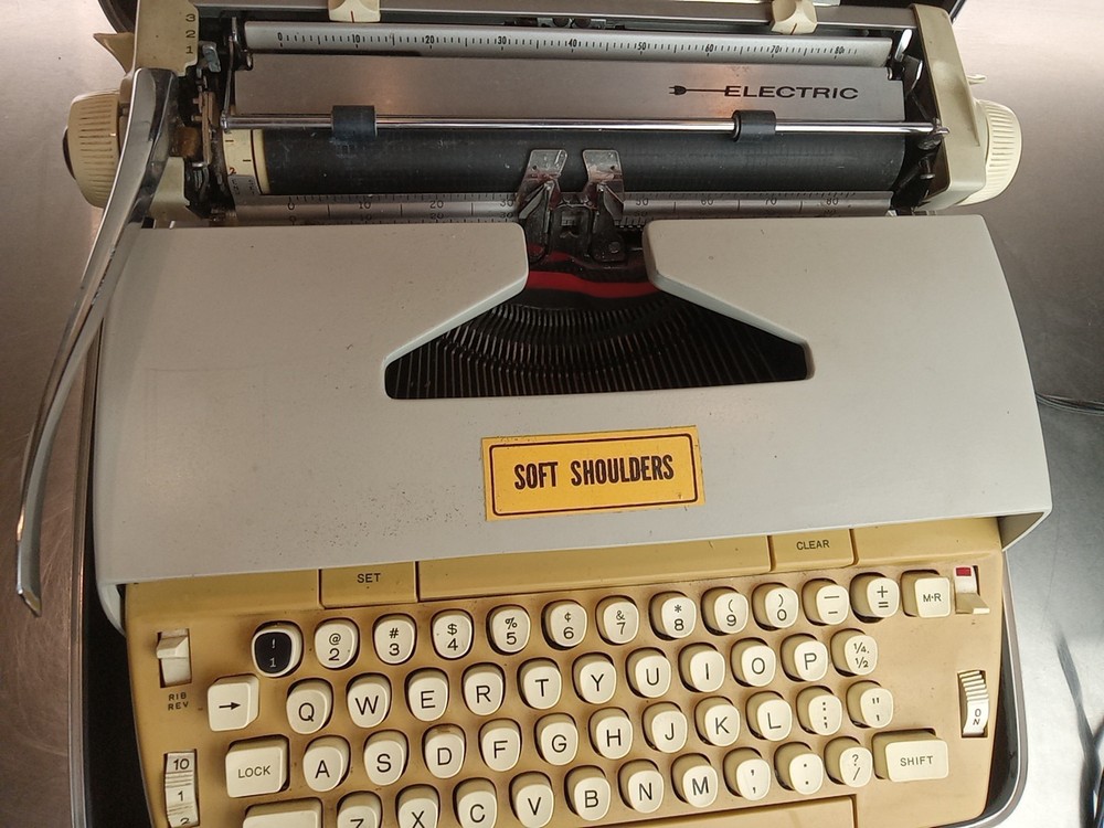 SINGER SCHOLASTIC BEIGE MANUAL TYPEWRITER AND CASE