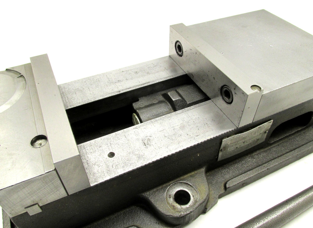 KURT ANGLOCK 6" MILLING MACHINE VISE w/ JAWS & HANDLE - #D60