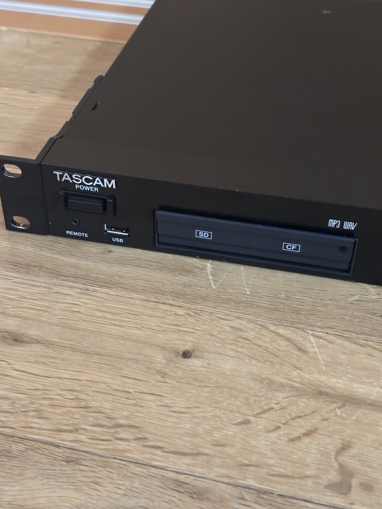 TASCAM SS-R200 Solid State Stereo Audio Recorder w/ RC-SS2 Remote