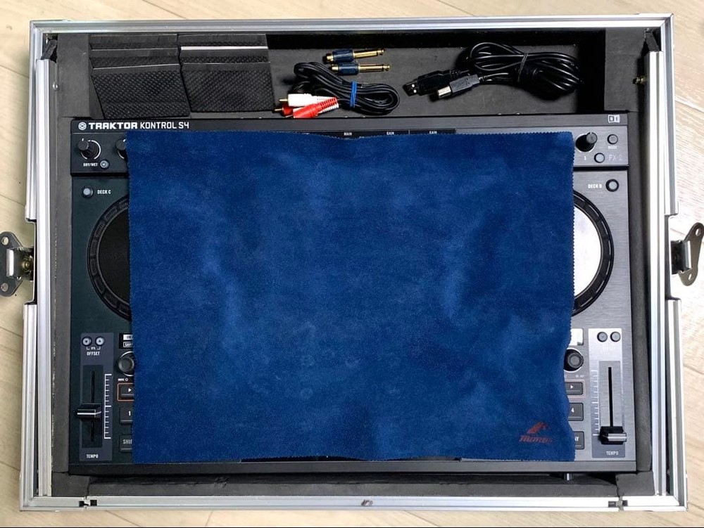 Native Instruments Traktor Kontrol S4 DJ Controller Midi Turntable With case