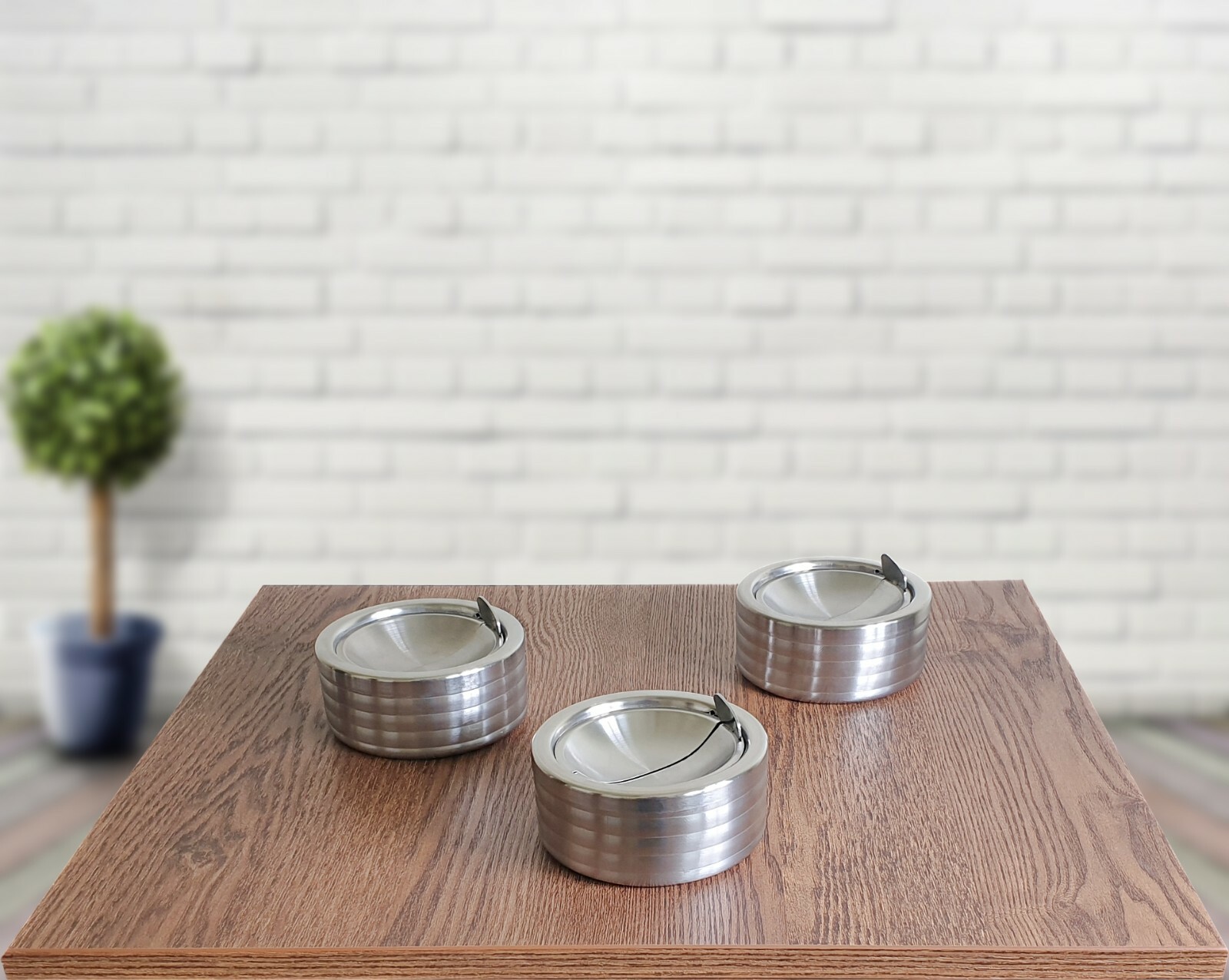 Grooved Silver Smokeless Classic Metal Ashtray with a Lid for Cigarettes