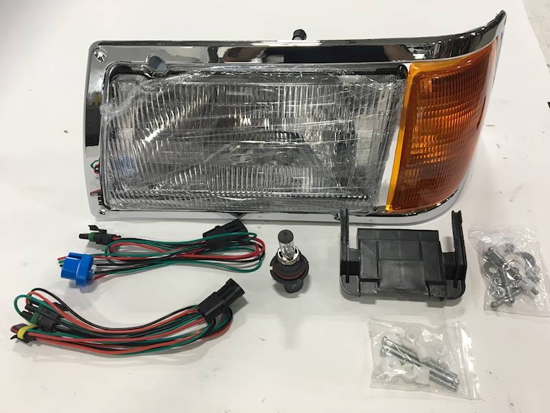 Peterbilt 385 Headlight 34472 (611-21017)