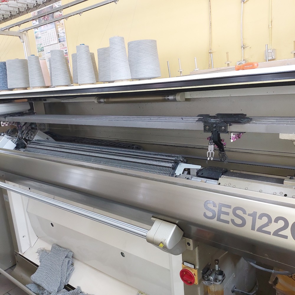 SHIMA SEIKI COMPUTERIZED FLAT KNITTING MACHINE SES122CS Gauge/Needles: 3