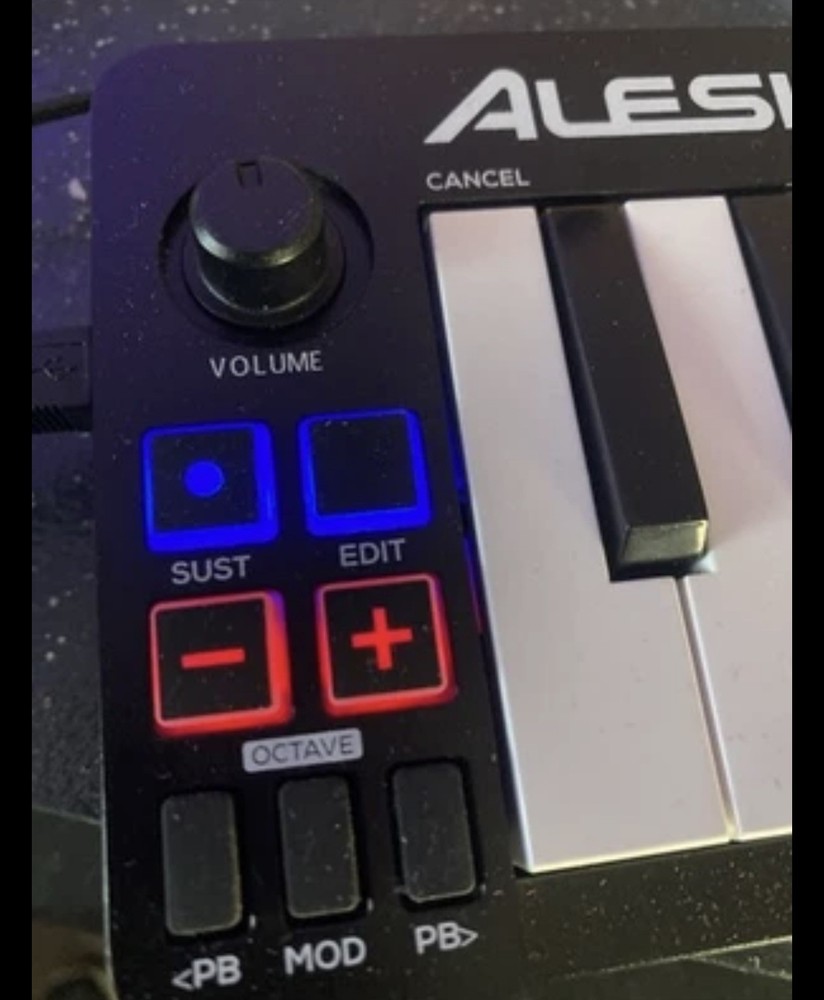 Alesis Qmini - Portable 32 Key USB MIDI Keyboard Controller with Velocity
