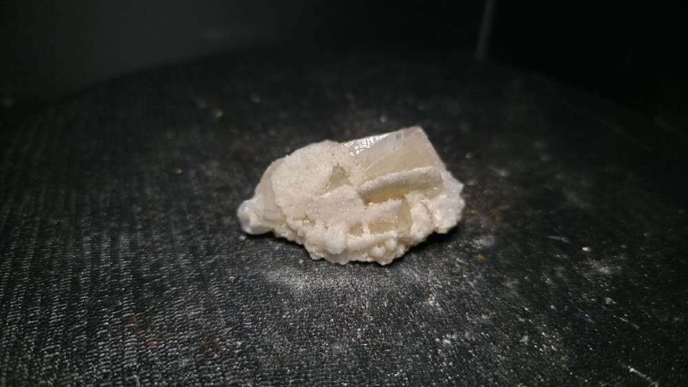 UV Reactive Mangano Calcite