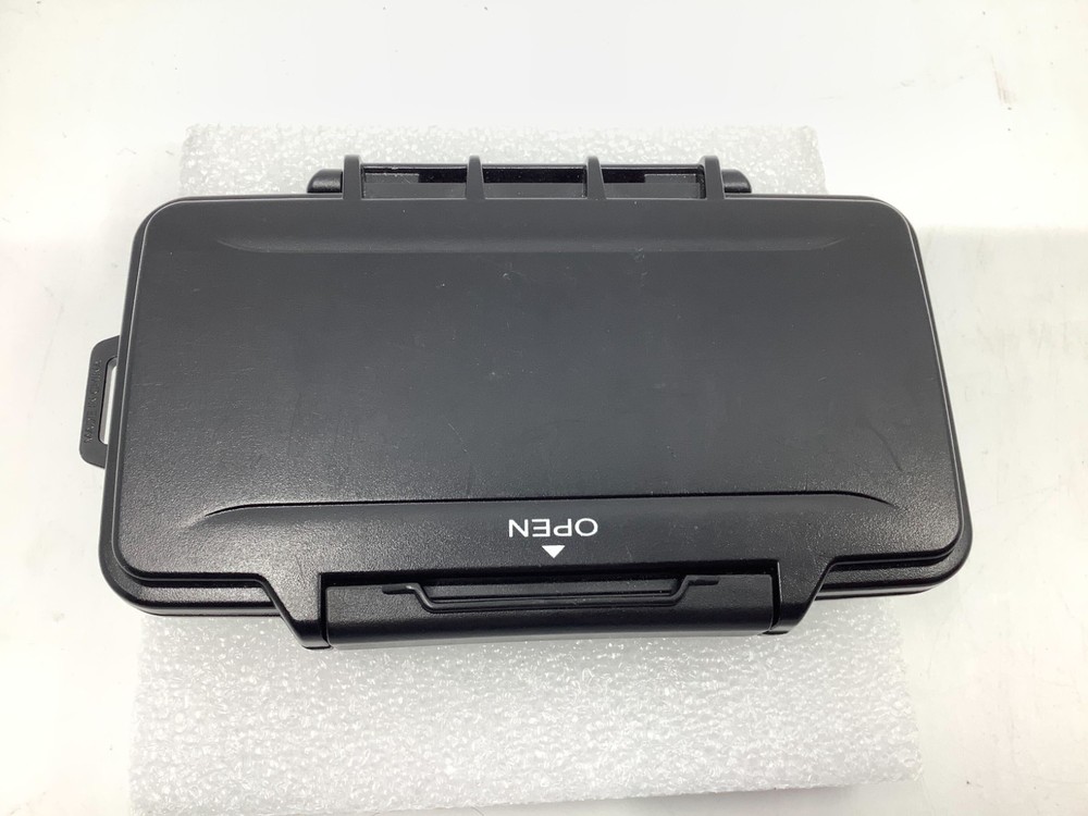 Pelican 0915 Memory Card Case - Fair Condition; Case latch does not lock