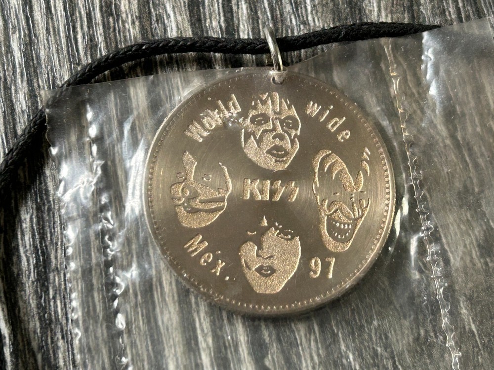 KISS NECKLACE Etched Coin Worldwide '97 4 Faces Reunion Tour Mexico Vintage Kiss