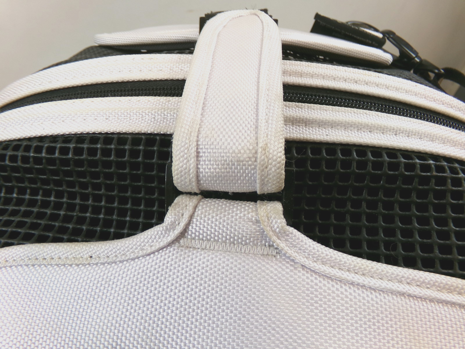 Sleepy Pod Mobile Pet Carrier Bed White Shoulder Strap Pets Up to 15 lb READ