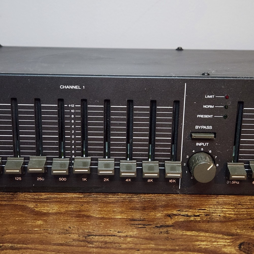 Fostex Model 3030 Dual Channel Graphic Equalizer Rack Mount – Powers On