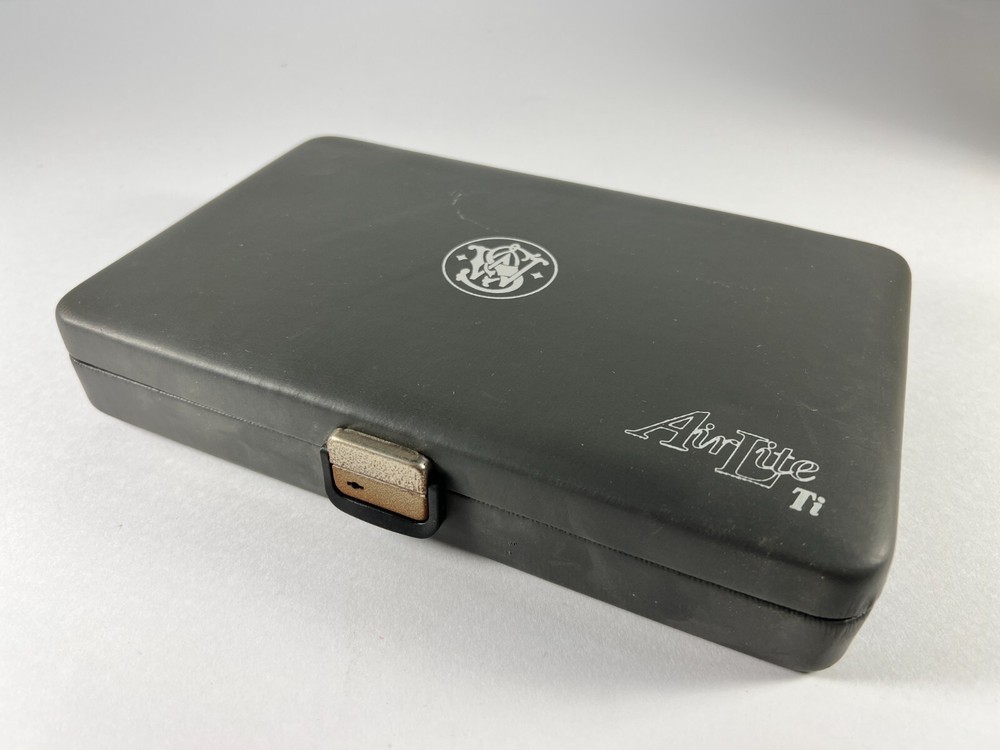 Smith & Wesson – AirLite Titanium – Padded Case with Lock & Key