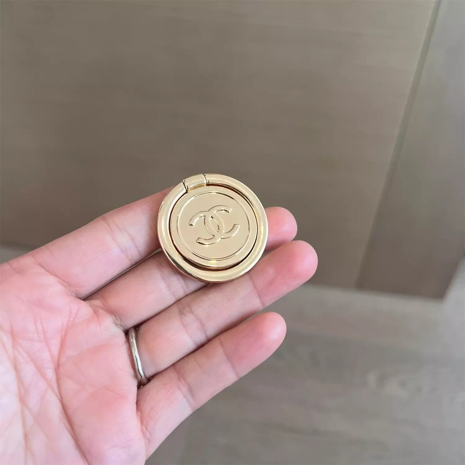 CHANEL Beauty Beaute Gold Phone Finger Ring Holder VIP Gift Accessory