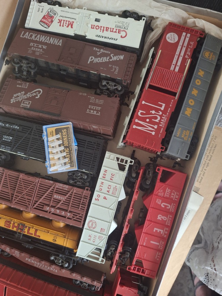 Vintage HO . Train Sets In Original Boxes Extra Tracks,universal Power Master.